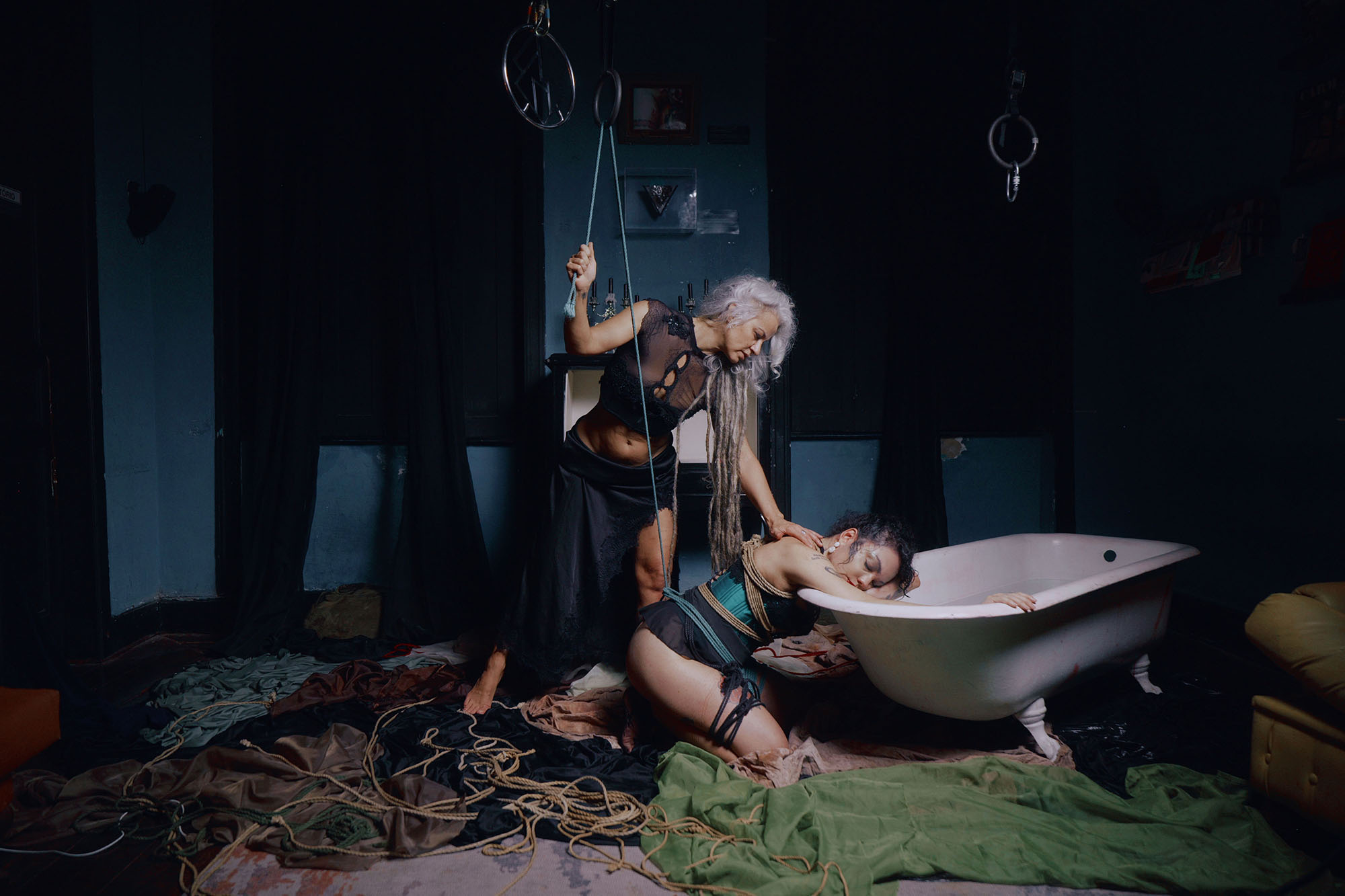 Drowning + Shibari with Fenix Phoenix — shibari performance by MAVRA (Luiza Jesus do Prado), photo 4