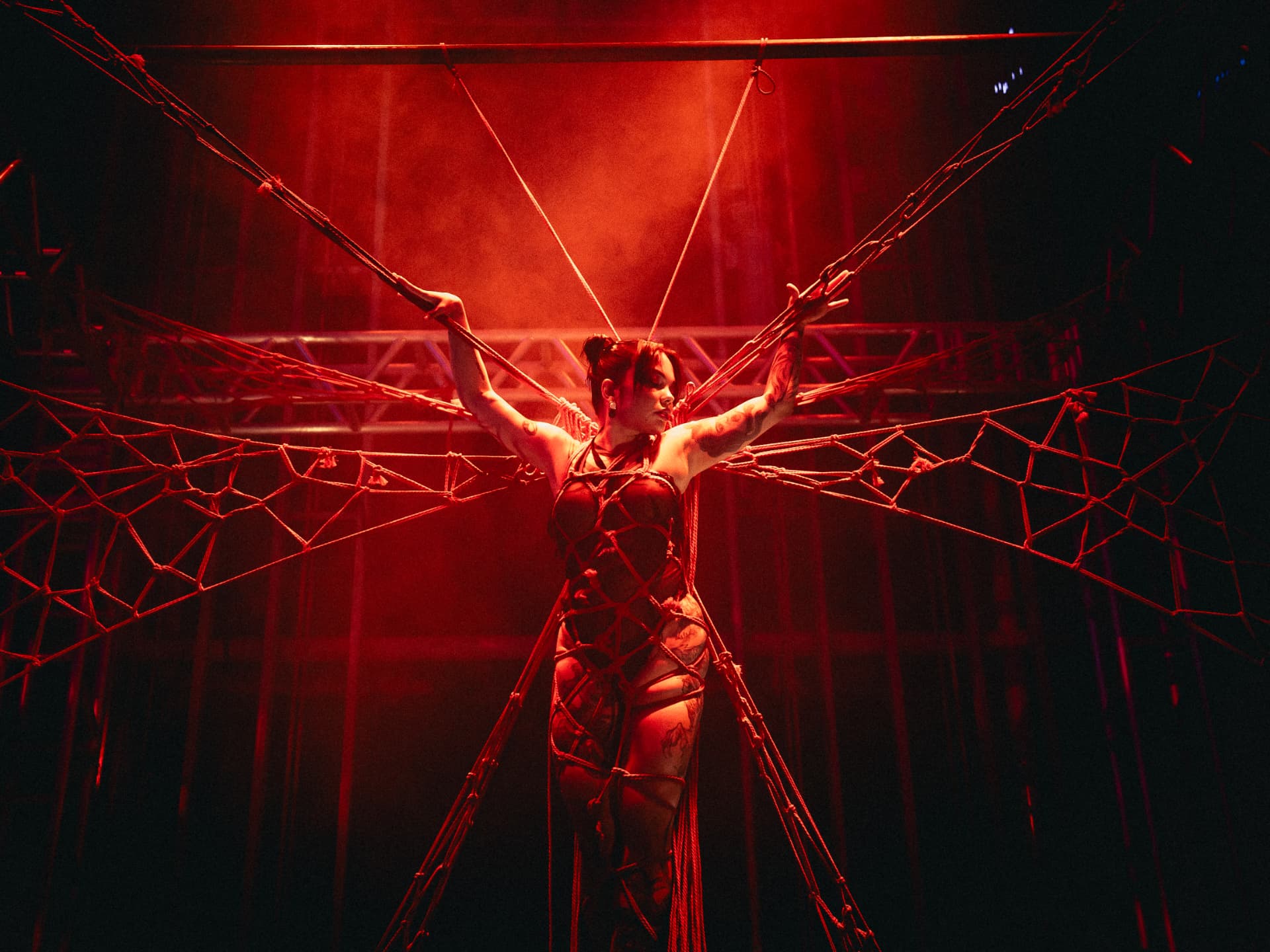 Installation with Hajime Kinoko — shibari stage performance by MAVRA (Luiza Jesus do Prado), photo 3