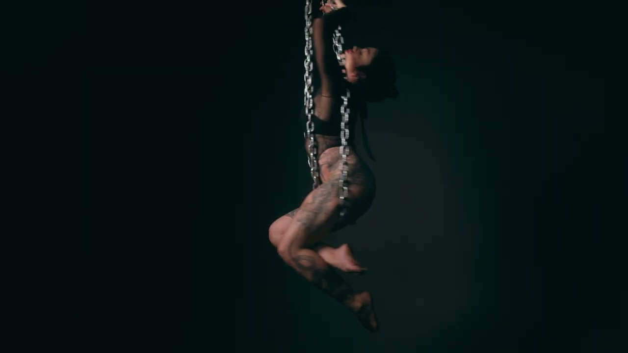 Aerial Chains Solo suspension, steel and air — aerial chains performance by MAVRA (Luiza Jesus do Prado)
