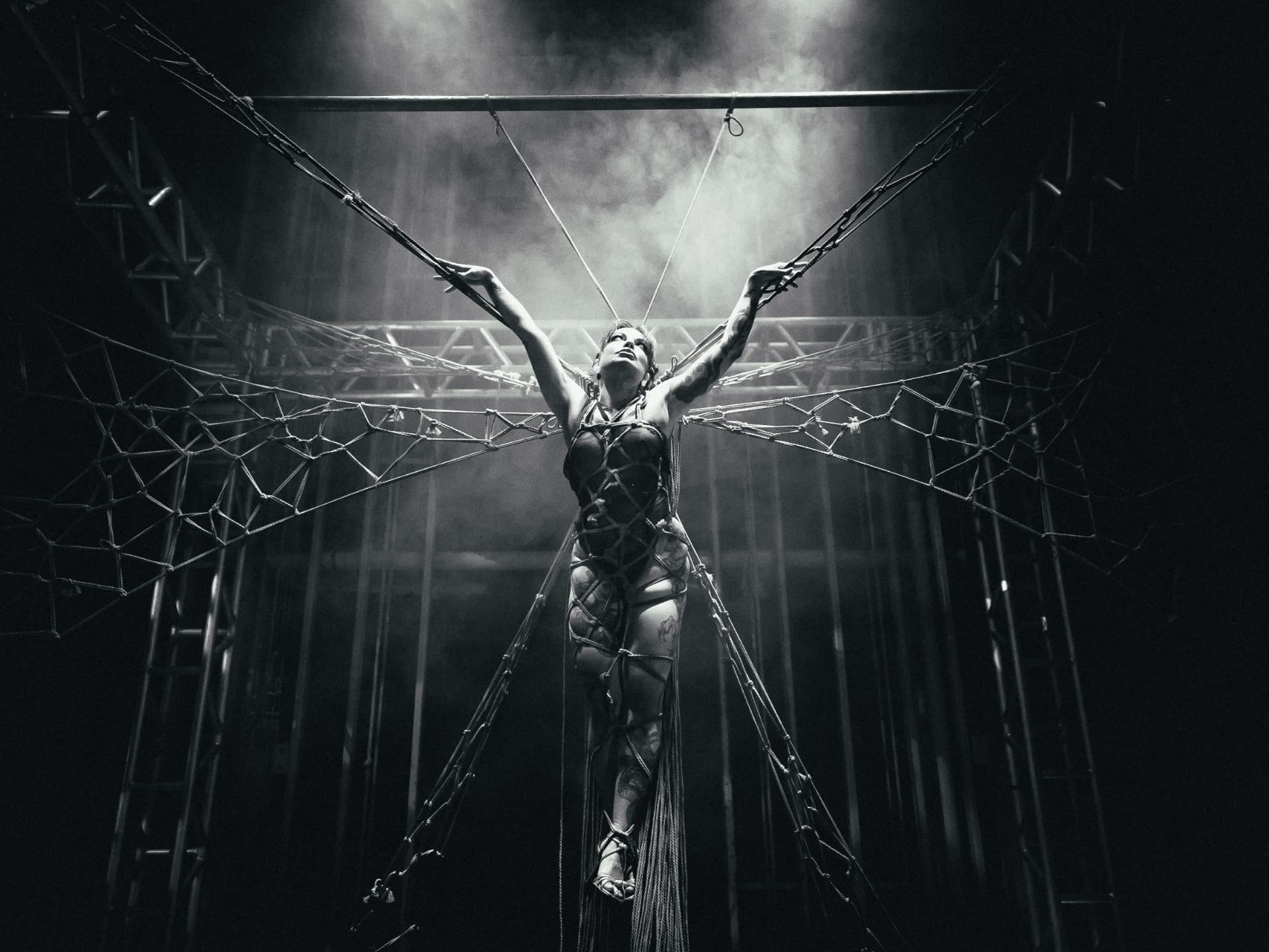 Installation with Hajime Kinoko — shibari stage performance by MAVRA (Luiza Jesus do Prado), photo 2